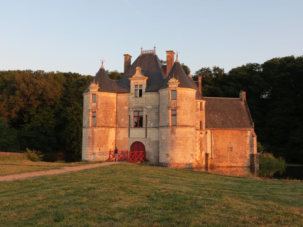 Le Chatelet Thilouze Exterior photo